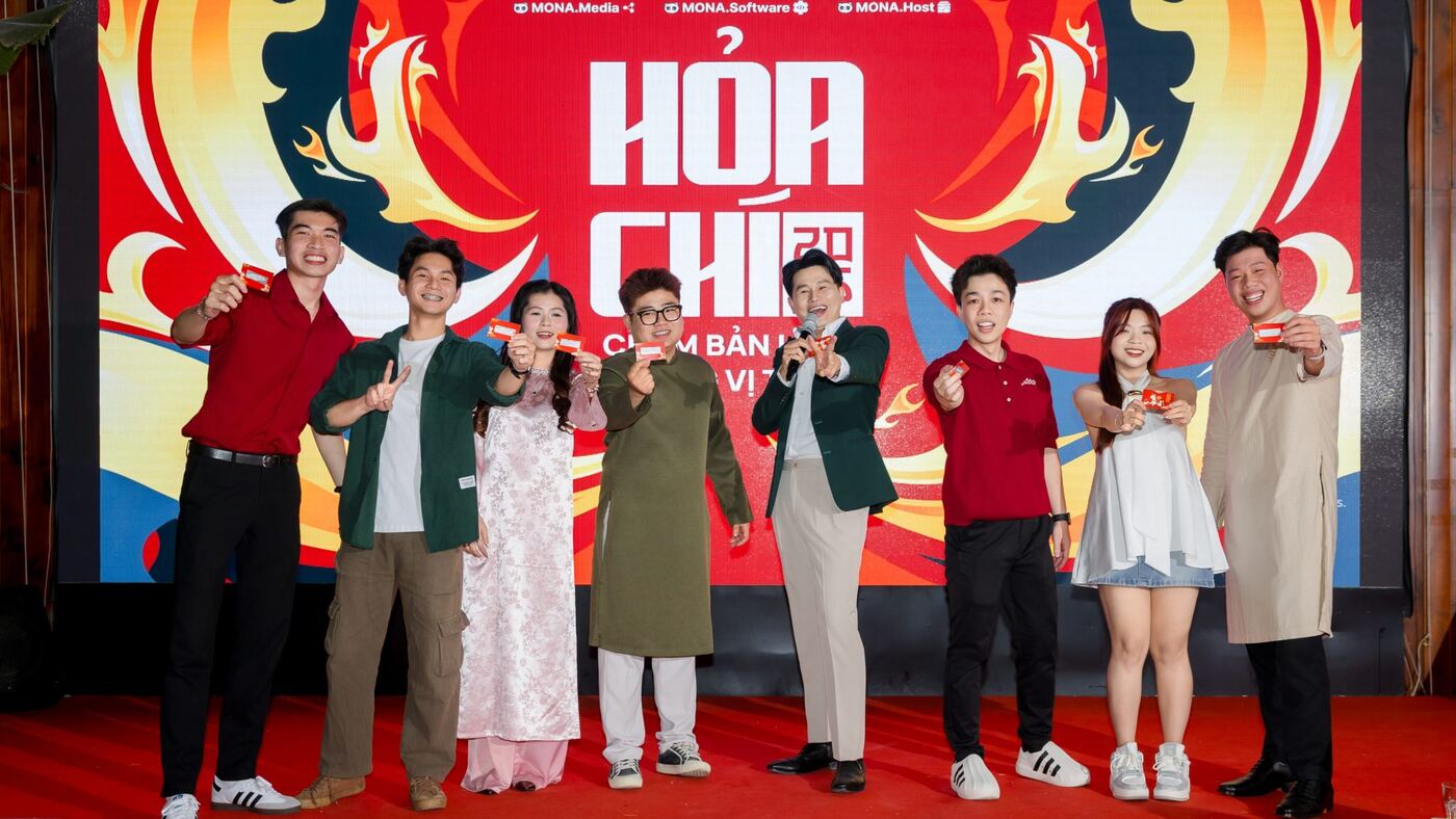Đội ngũ MONA trên sân khấu Year End Party 2025 Hỏa Chí