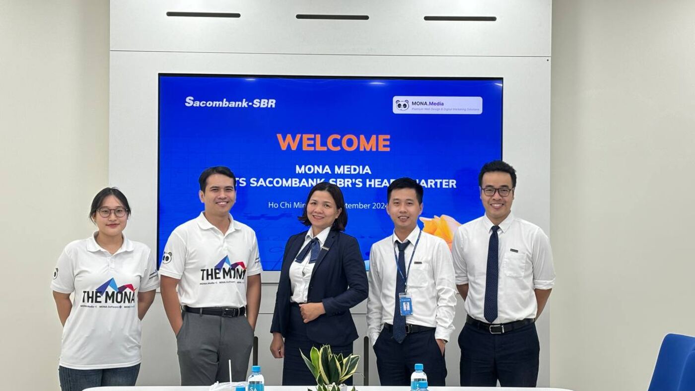 Đội ngũ MONA Media đến làm việc tại trụ sở khách hàng